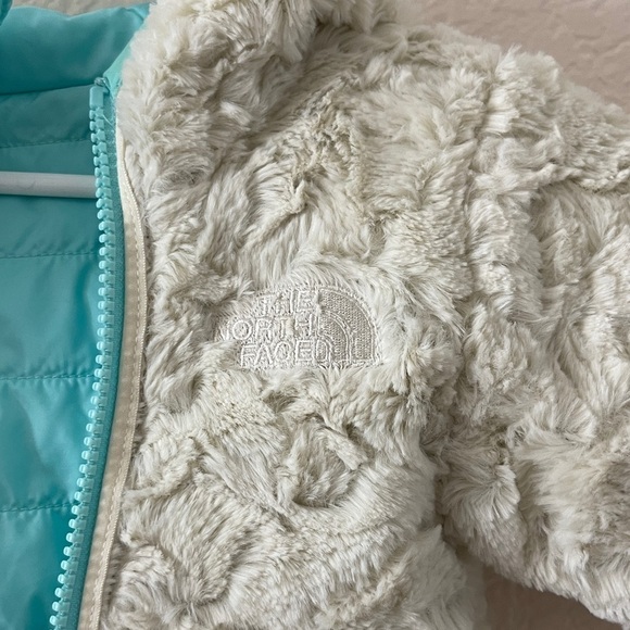 THE NORTH FACE Infant’s Riversible Puffer/Faux Fur Jacket - Picture 5 of 8